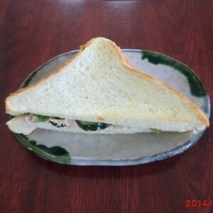 ツナマヨときゅうりとレタスのサンドイッチ